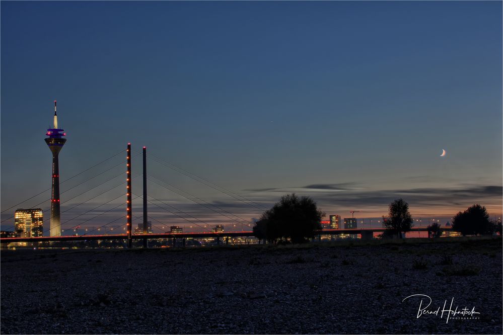 Rheinturm Düsseldorf ...