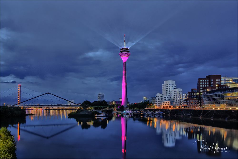Rheinturm Düsseldorf . 5G Telekom Foto & Bild  wasser, licht 