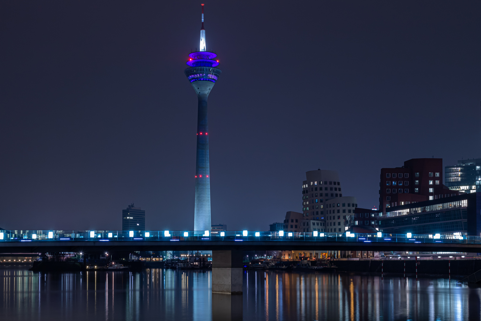 Rheinturm Düsseldorf bei Nacht