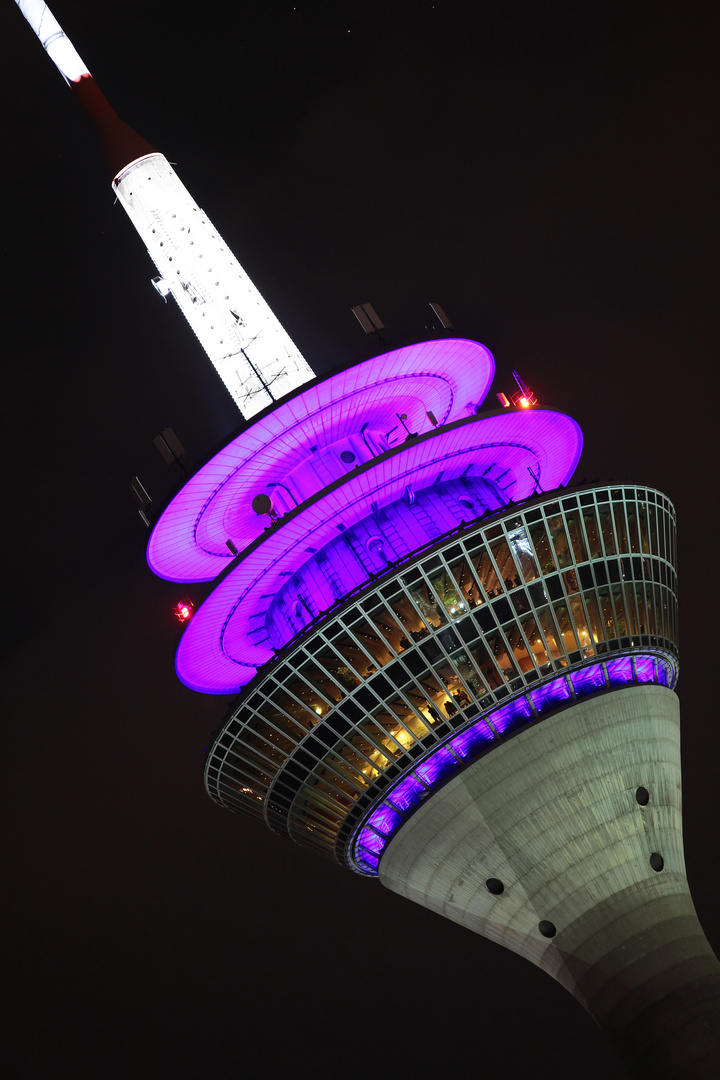 Rheinturm Düsseldorf bei Nacht