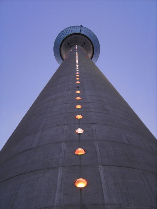 Rheinturm Düsseldorf in der blauen Stunde