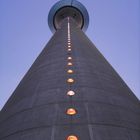 Rheinturm Düsseldorf in der blauen Stunde