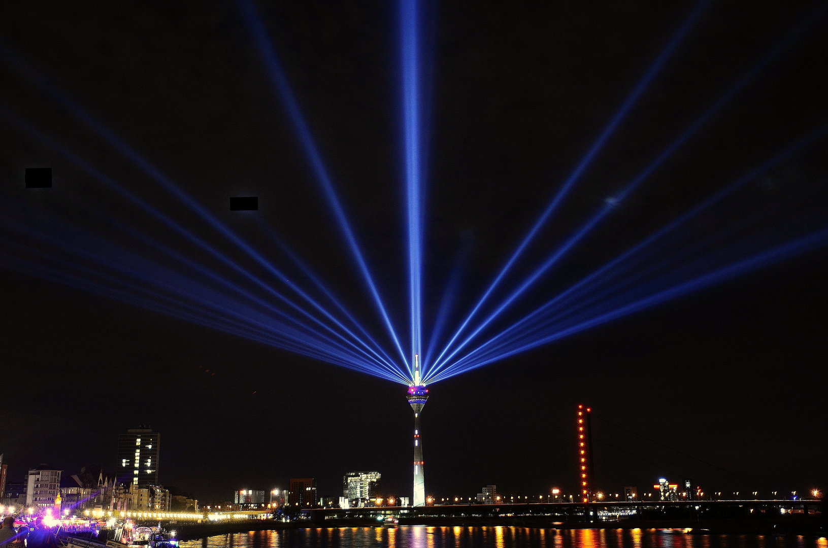 Rheinturm Düsseldorf Lasershow