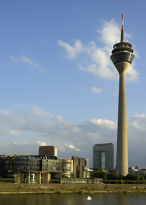 Rheinturm Düsseldorf mit Parlament