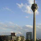 Rheinturm Düsseldorf mit Parlament