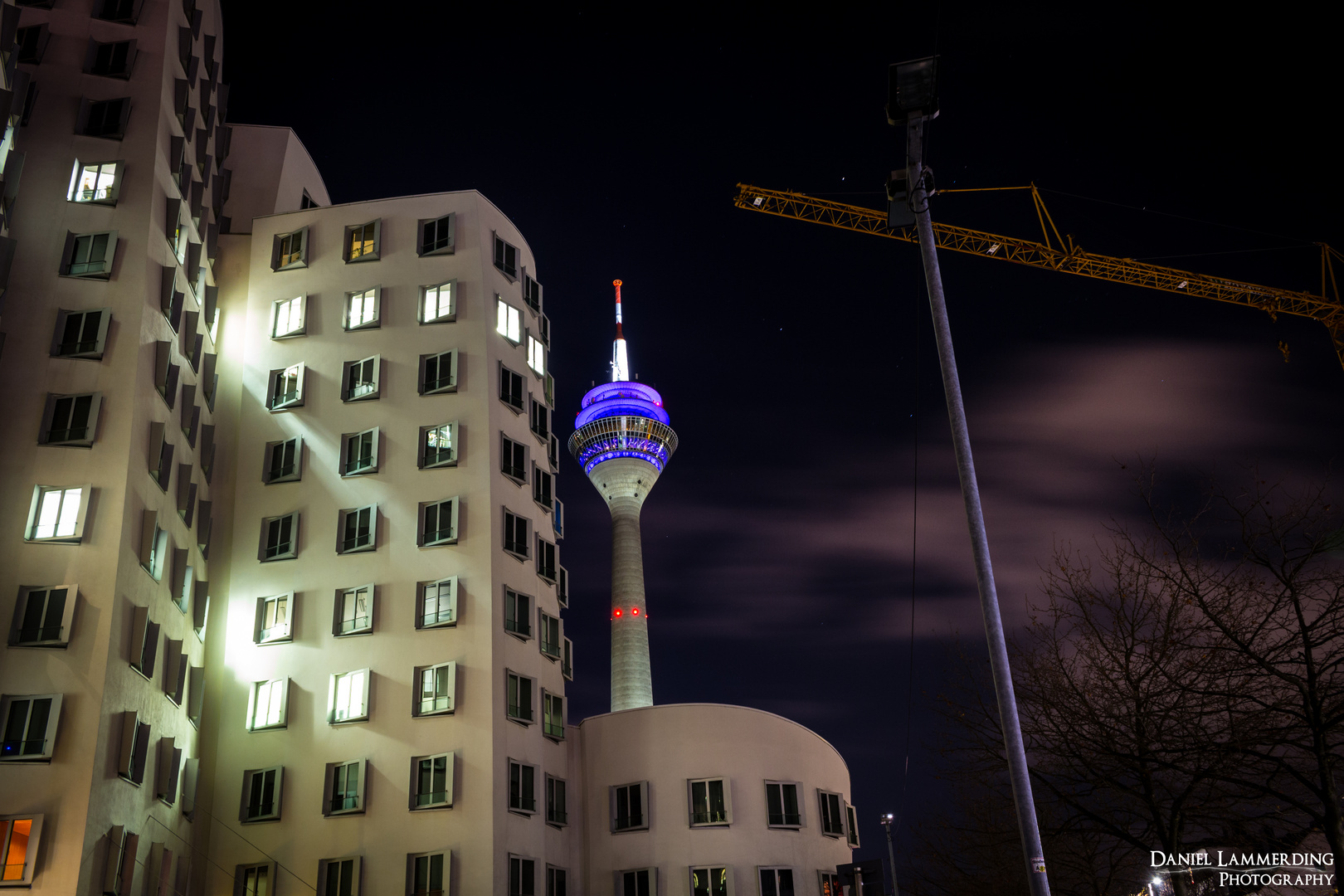 Rheinturm + Gehry Bauten bei Nacht