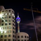 Rheinturm + Gehry Bauten bei Nacht