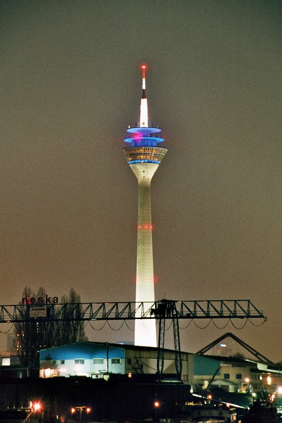 Rheinturm - gesehen vom Industriehafen