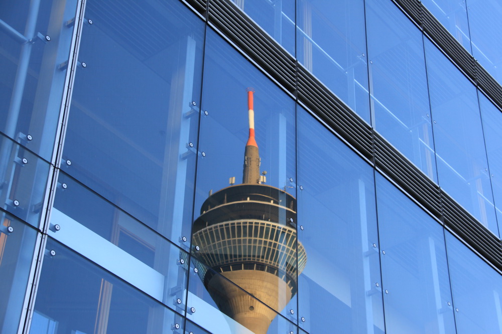 Rheinturm gespiegelt.