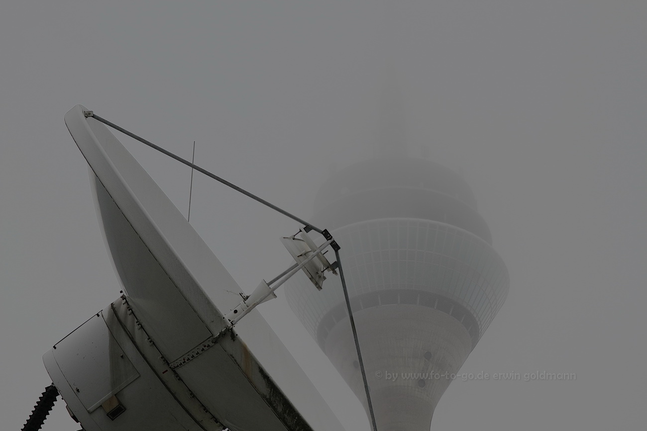 Rheinturm im Nebel