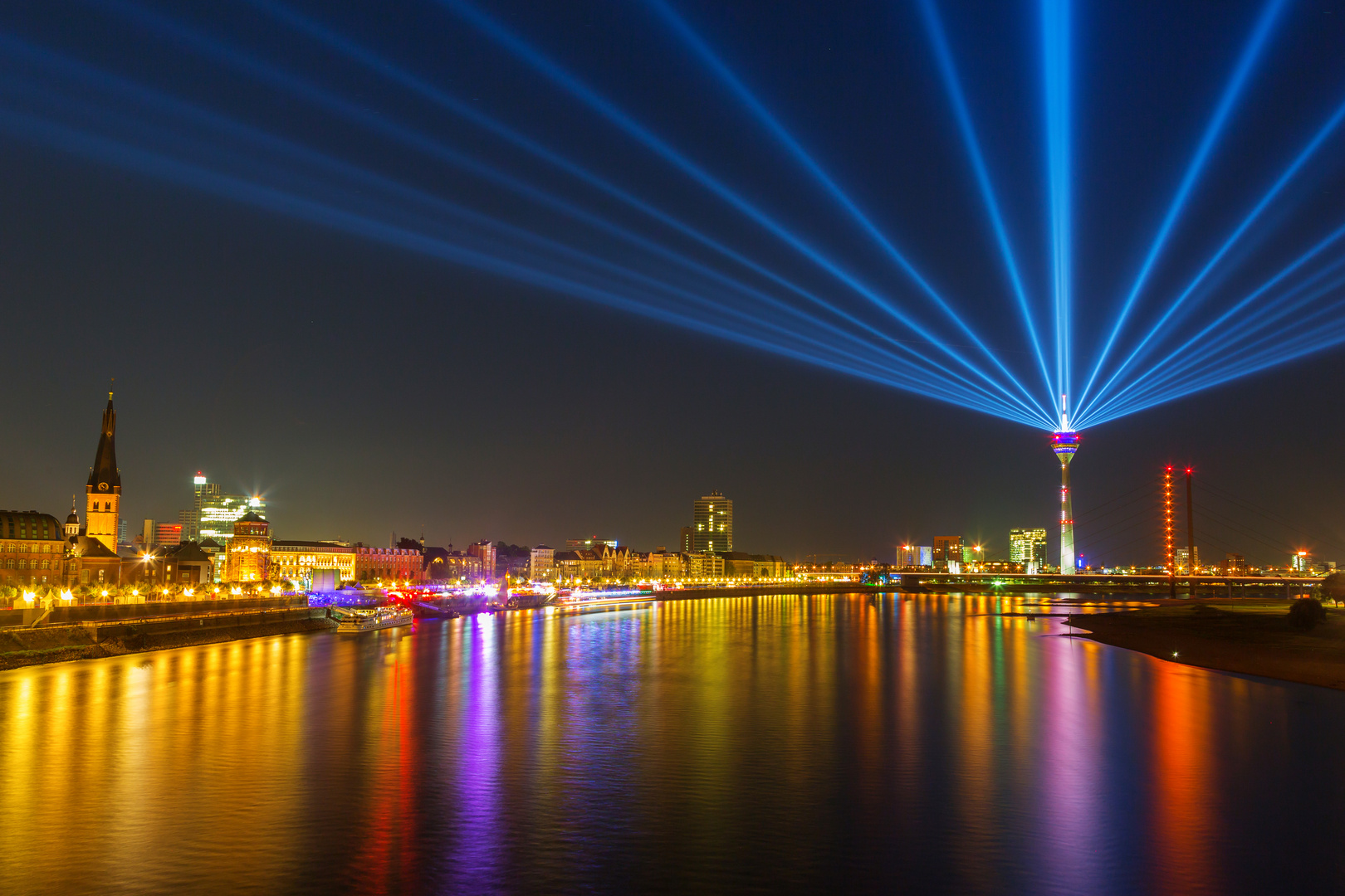 Rheinturm in Düsseldorf - Rheinkomet, NRW-Tag