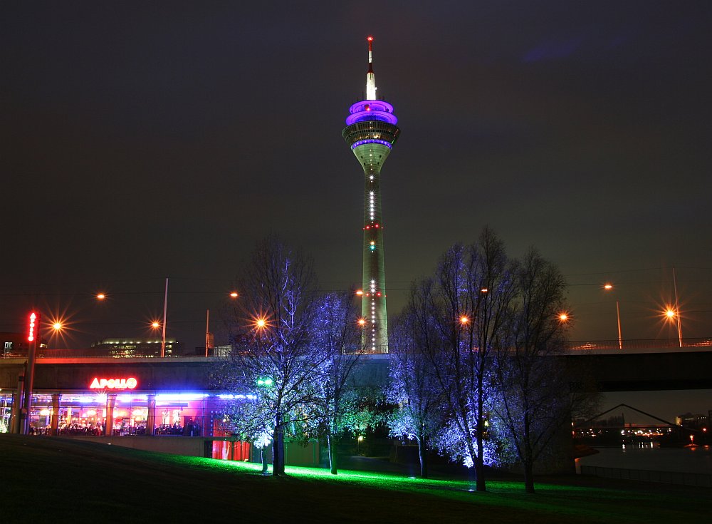 Rheinturm in Farbe