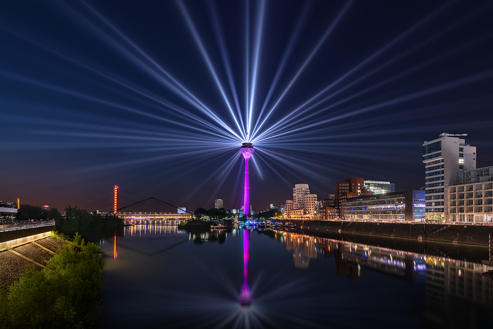 Rheinturm in magenta 2