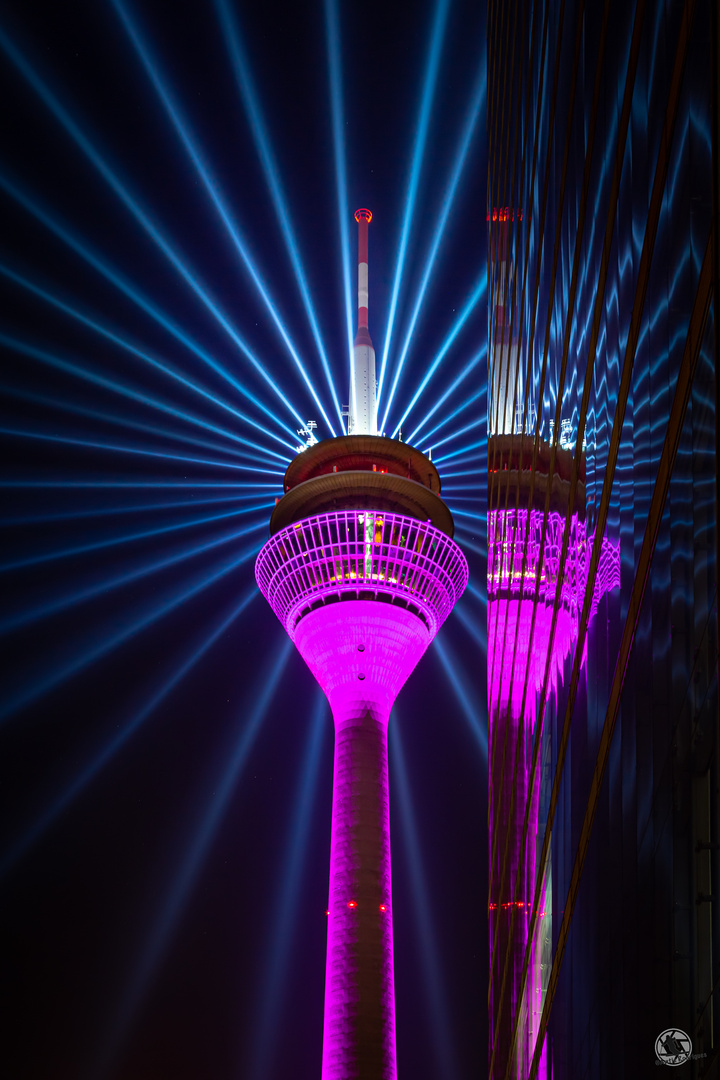 Rheinturm in Magenta