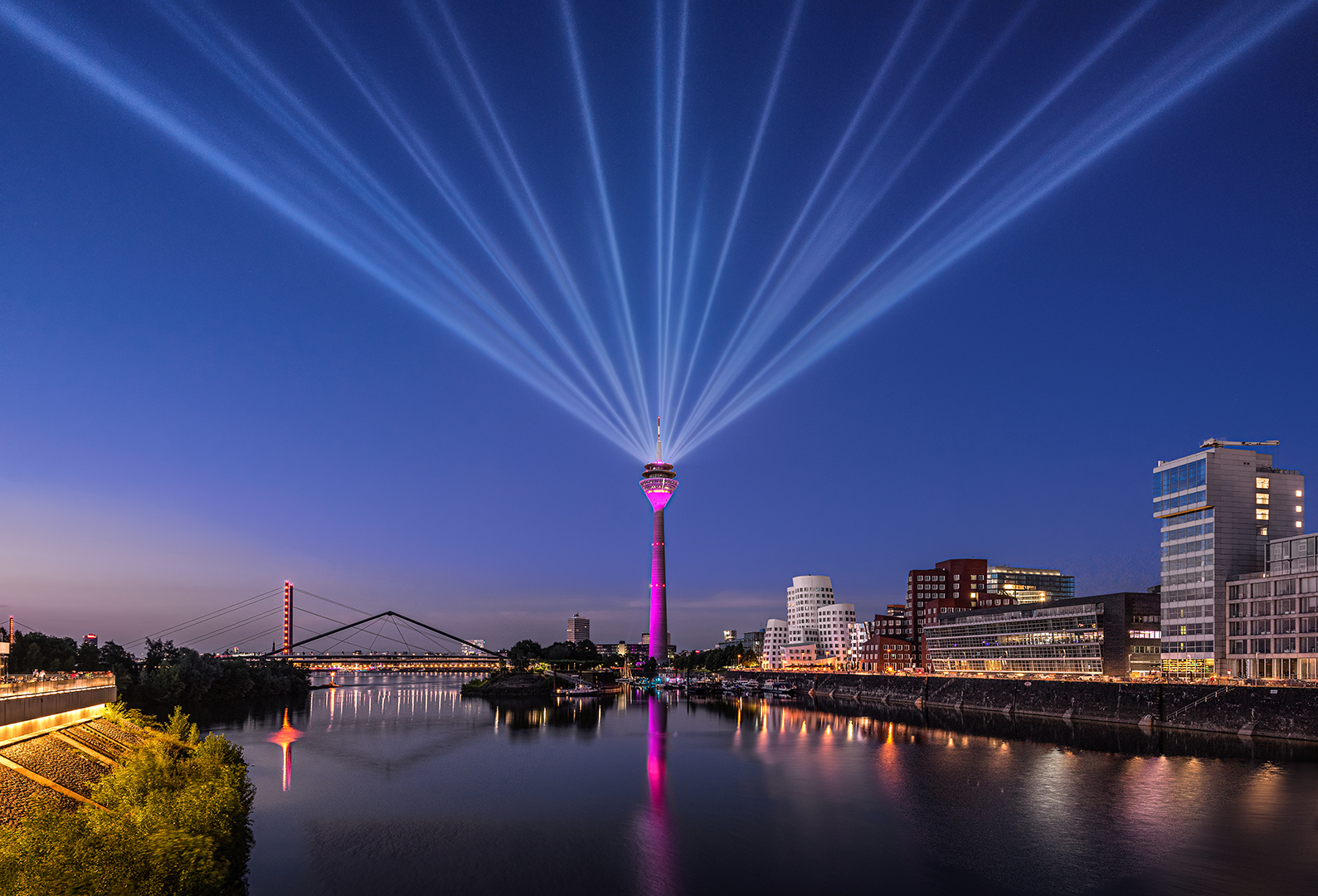 Rheinturm in magenta - reloaded