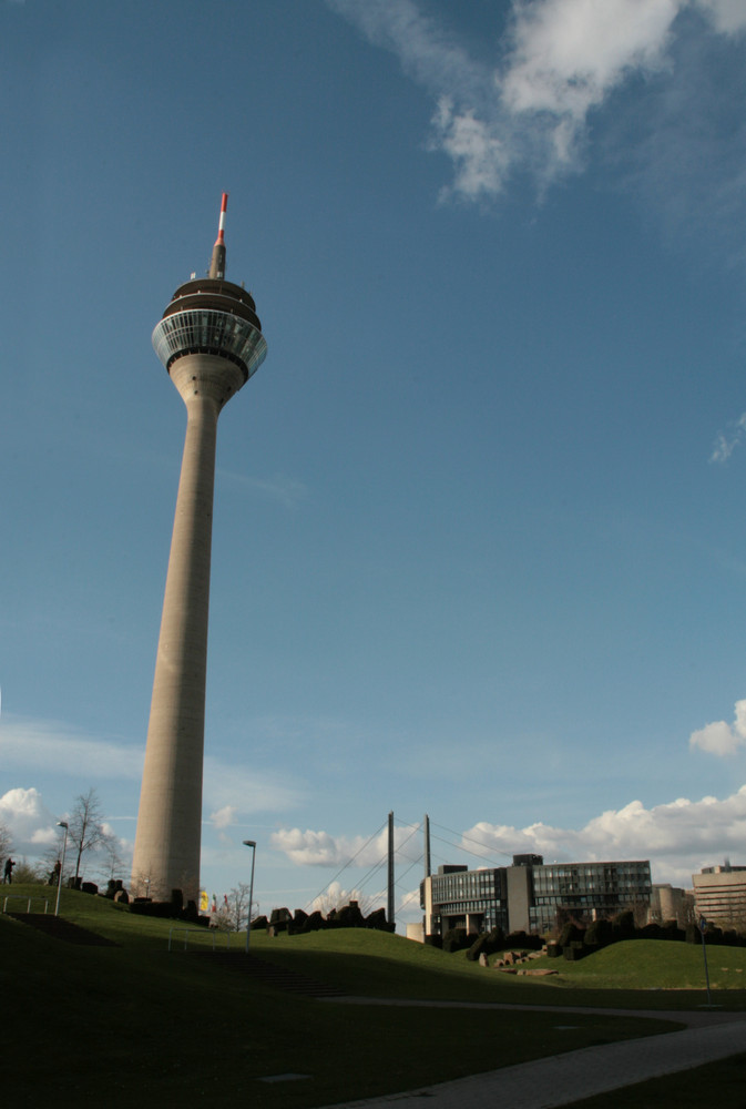 Rheinturm, Landtag, Kniebrücke