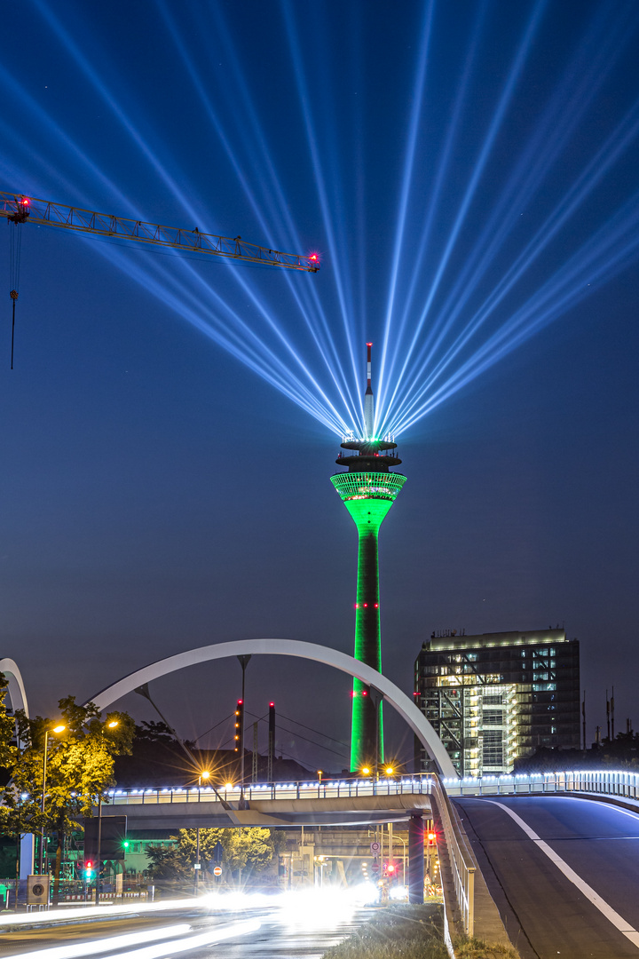 Rheinturm leuchtet grün