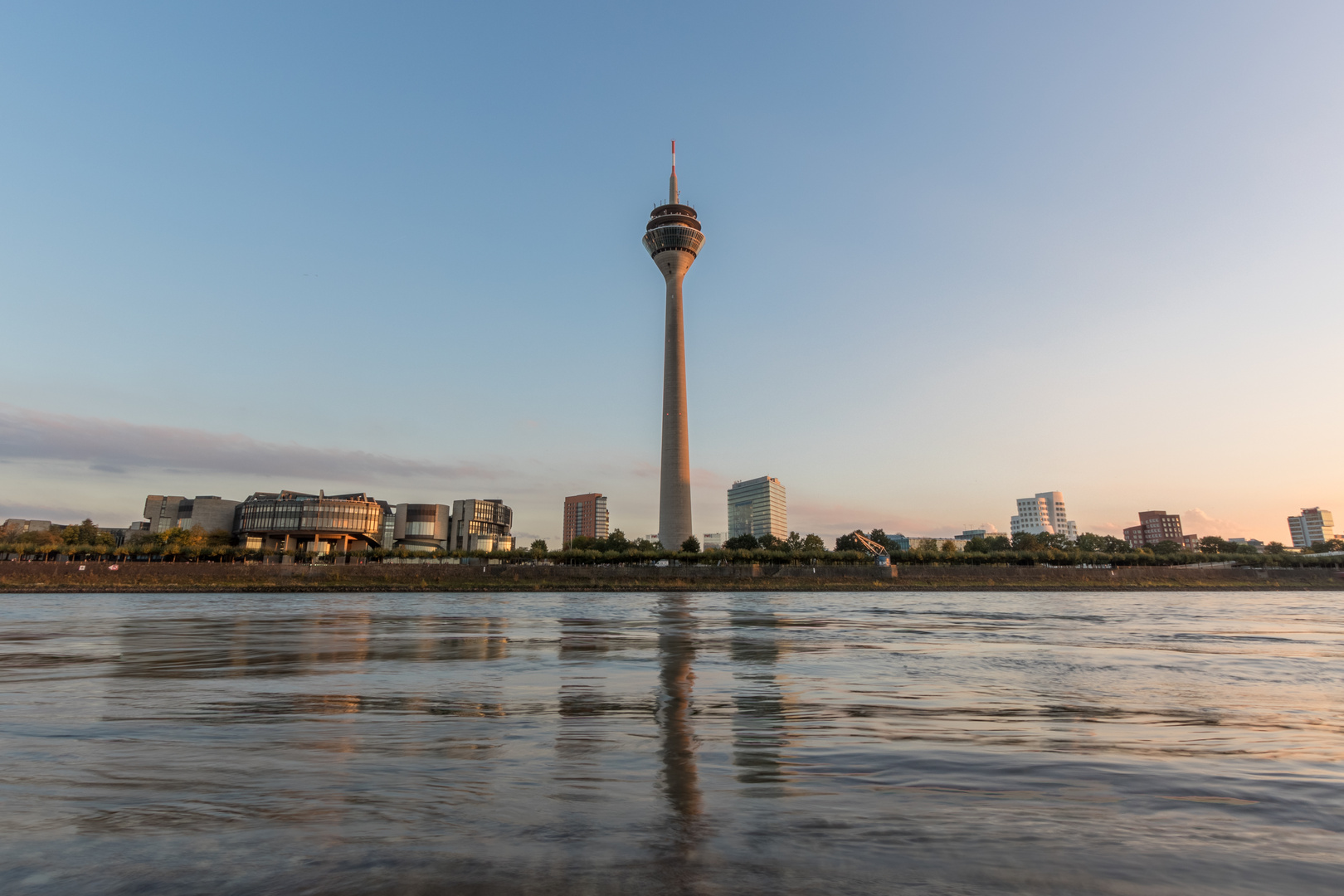 Rheinturm mit Landtag und Gehry-Bauten