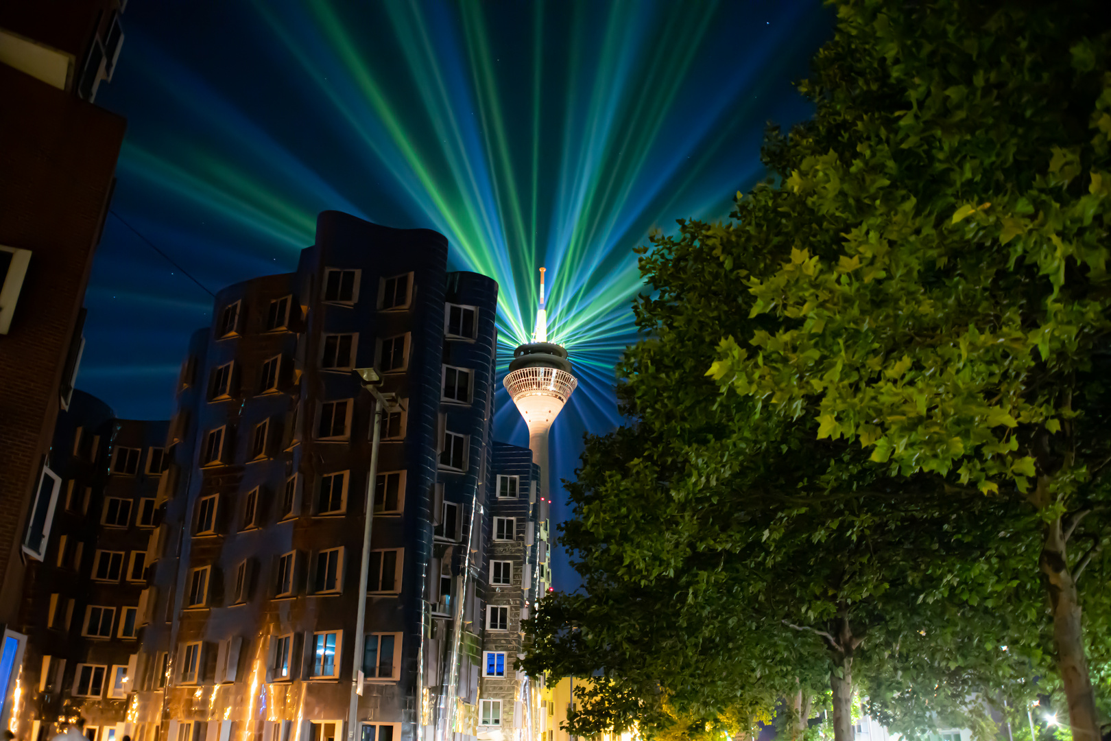 Rheinturm mit Lichtinstallation