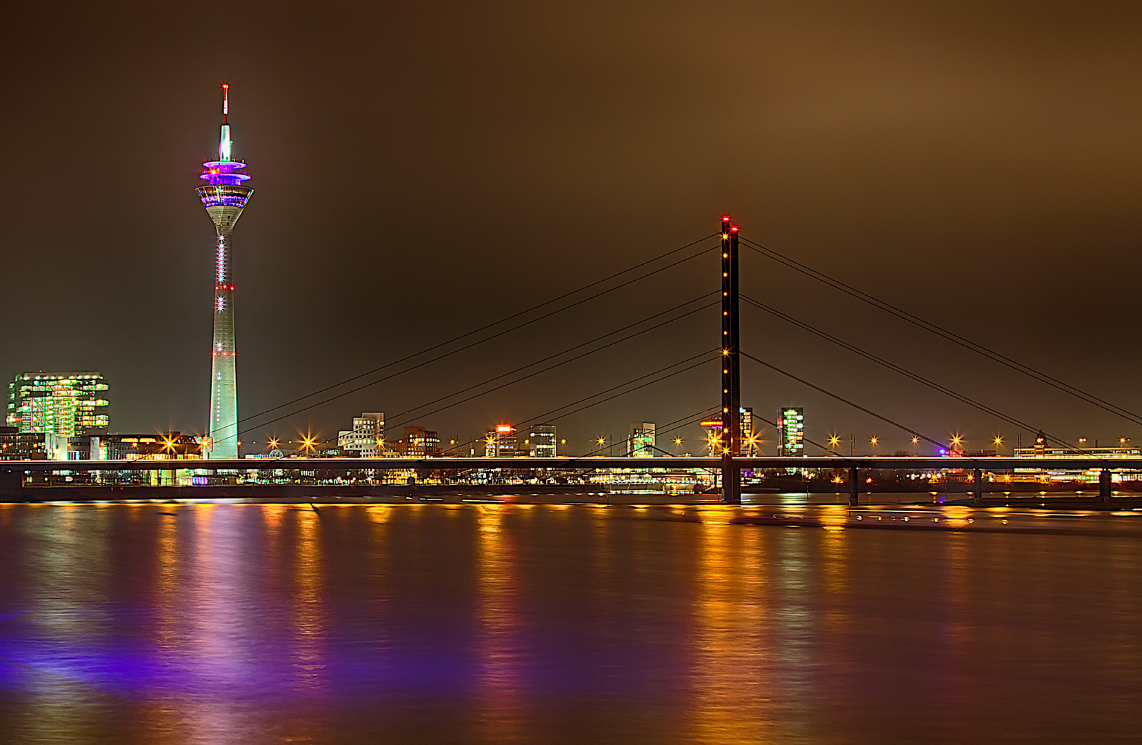 Rheinturm mit Rheinbrücke