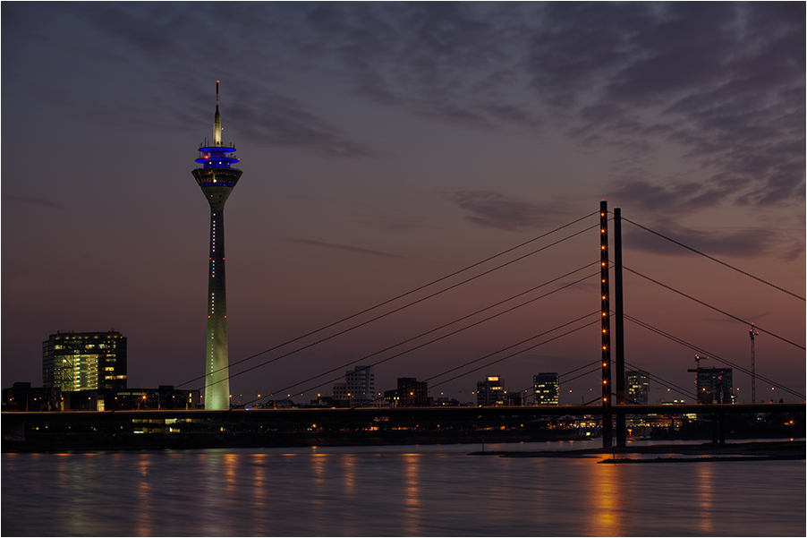 Rheinturm mit Rheinkniebrücke