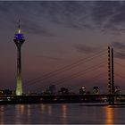 Rheinturm mit Rheinkniebrücke