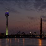 Rheinturm mit Rheinkniebrücke