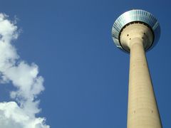 Rheinturm mit Wolke