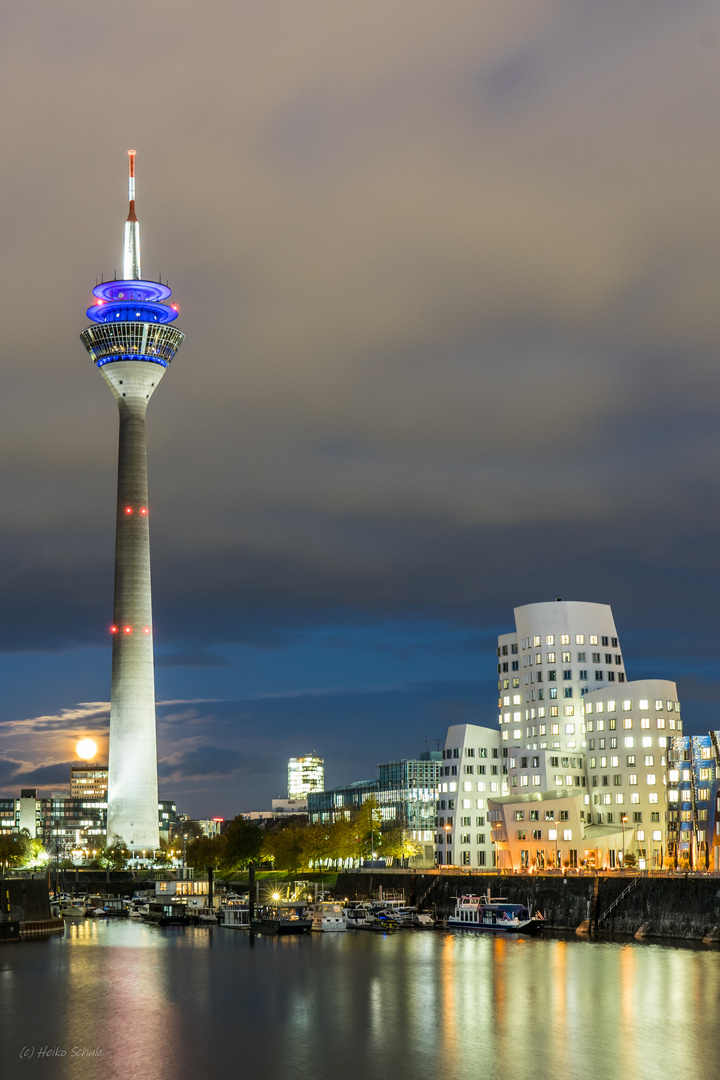 Rheinturm und Gehry-Bauten, Düsseldorf bei Vollmond