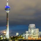 Rheinturm und Gehry-Bauten, Düsseldorf bei Vollmond