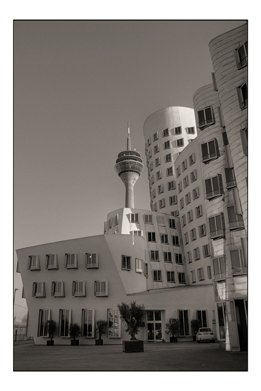 Rheinturm und Gehry-Gebäude