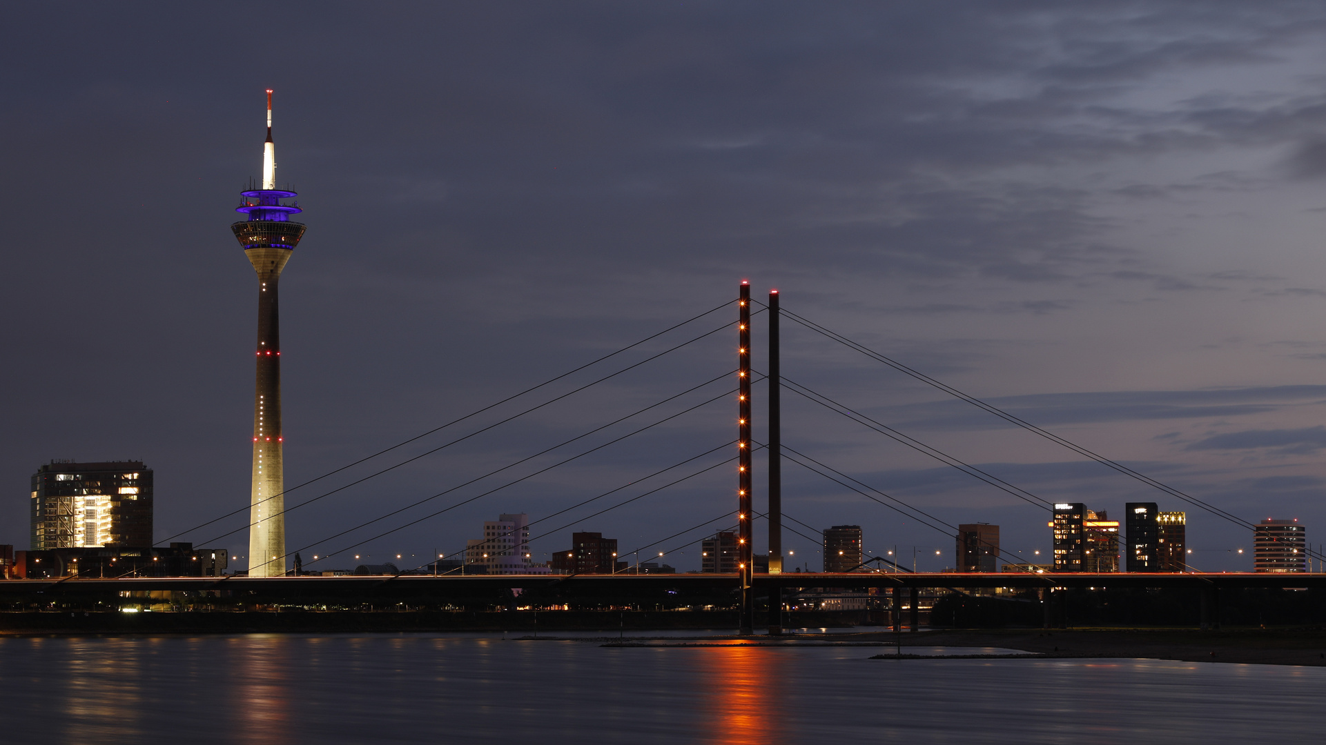 Rheinturm und Kniebrücke ...