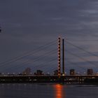 Rheinturm und Kniebrücke ...