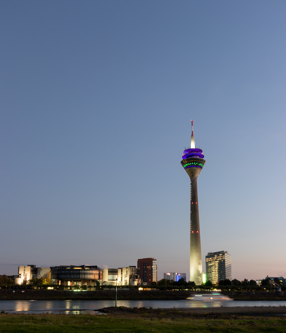 Rheinturm und Landtag in der Dämmerung