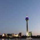 Rheinturm und Landtag in der Dämmerung