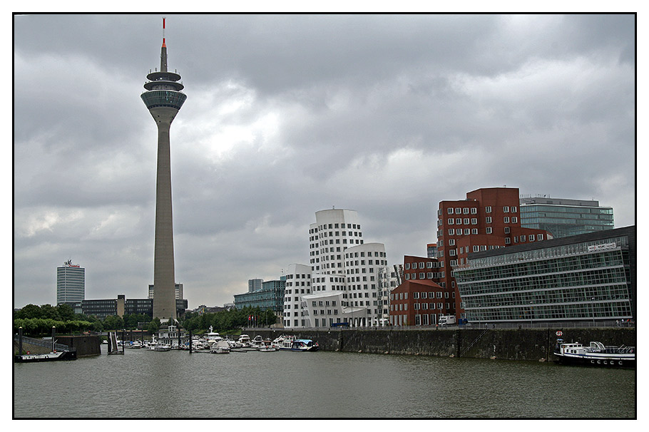 Rheinturm und Medienhafen