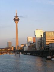 Rheinturm und Medienhafen