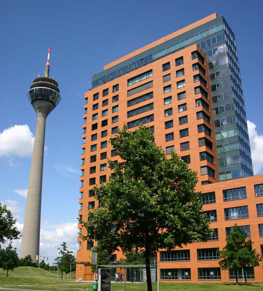 Rheinturm und Portobello-Haus