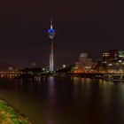 Rheinturm und Rheinkniebrücke am Abend