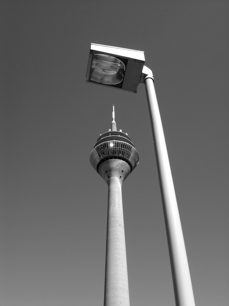 Rheinturm unter Laterne