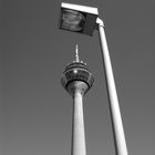 Rheinturm unter Laterne