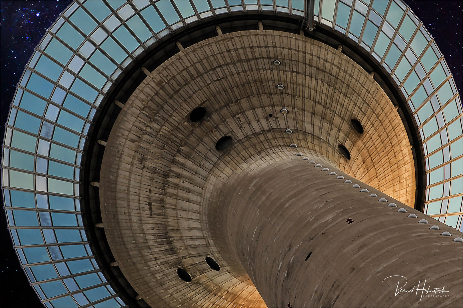 Rheinturm zu Düsseldorf ....