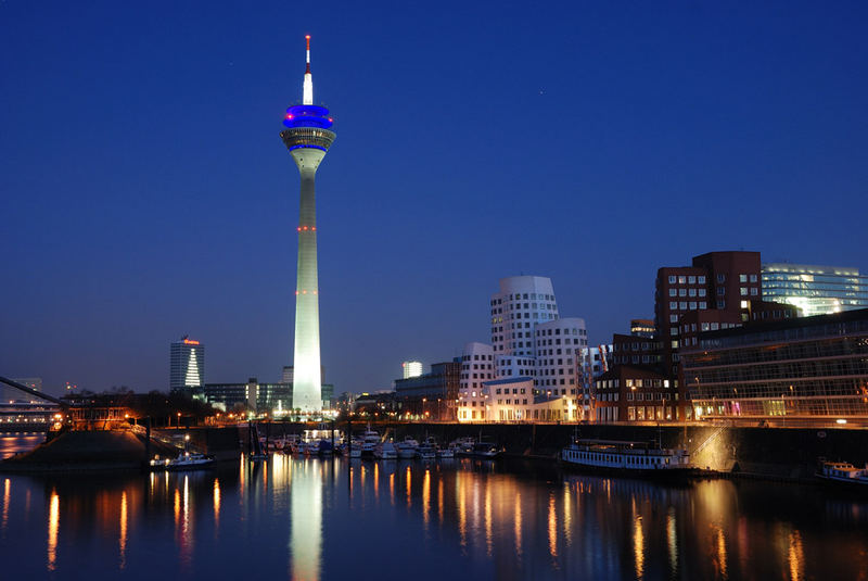 Rheinturm zur blauen Stunde