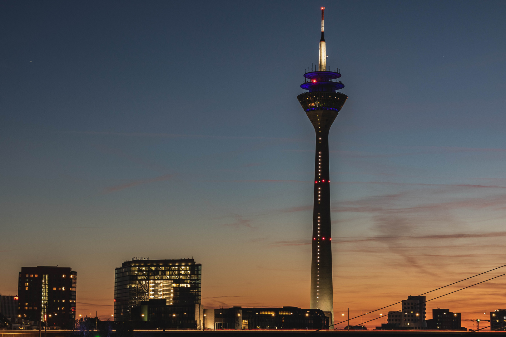 Rheinturm zur Goldenen/Blauenstunde