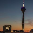 Rheinturm zur Goldenen/Blauenstunde