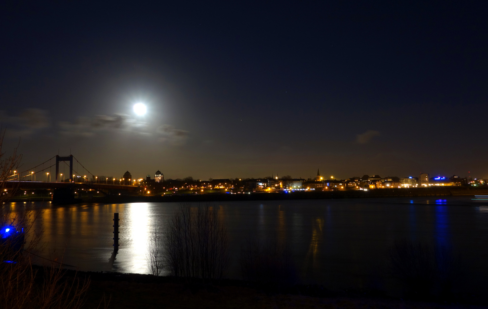 Rheinufer im Mondlicht