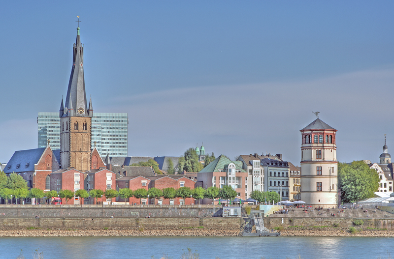 Rheinufer in Düsseldorf mit St.Lambertus und dem Schlossturm