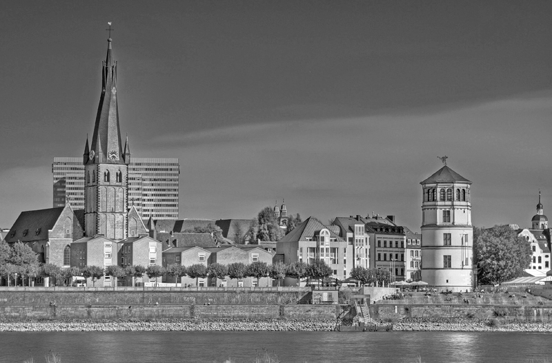 Rheinufer in Düsseldorf mit St.Lambertus und dem Schlossturm IV