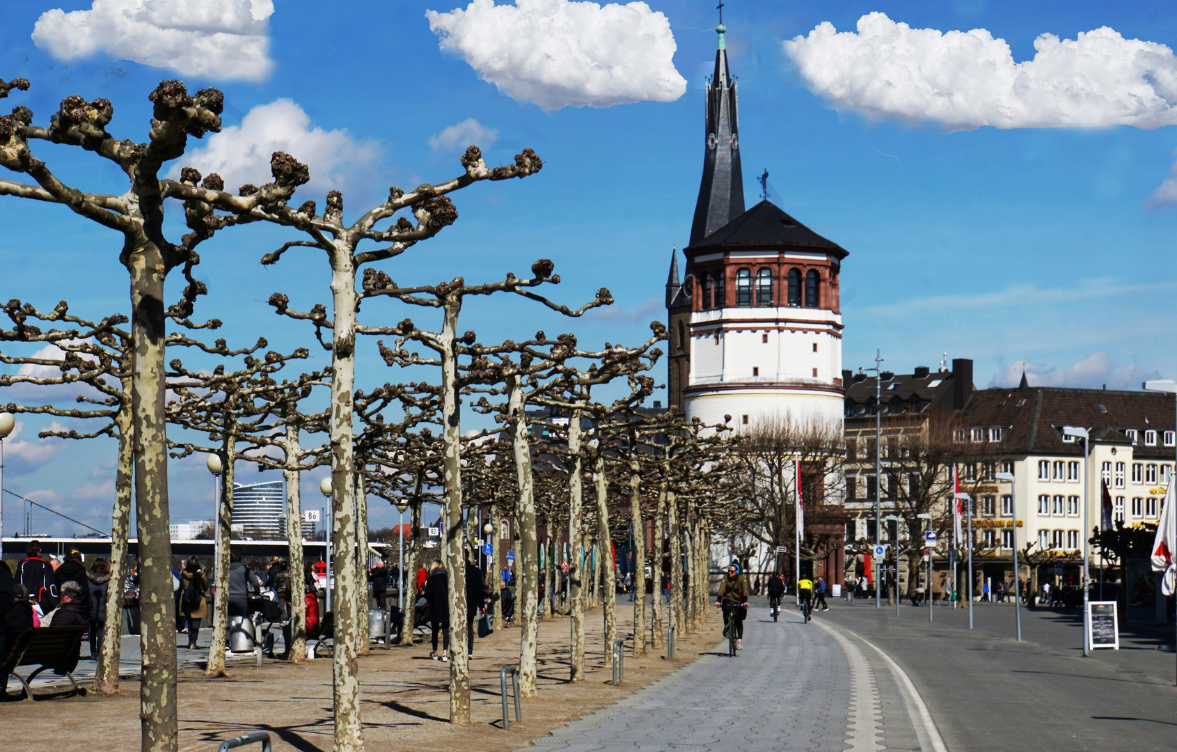 Rheinufer Promenade am Schloßturm Düsseldorf