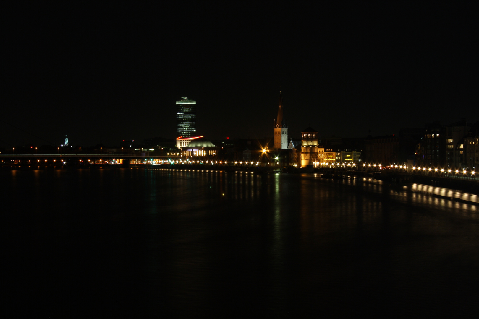 Rheinufer- promenade / Düsseldorf